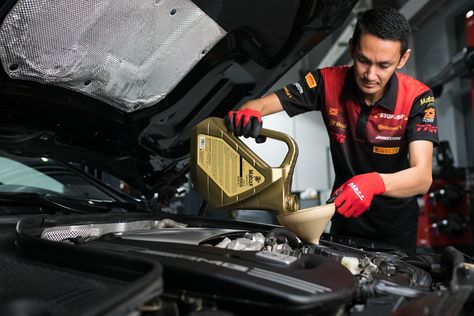 Mechanic Photoshoot, Oil Change Service, Car Oil Change, Oil Replacement, Castrol Oil, Service Photography, Inside Car, Car Oil, Auto Shop