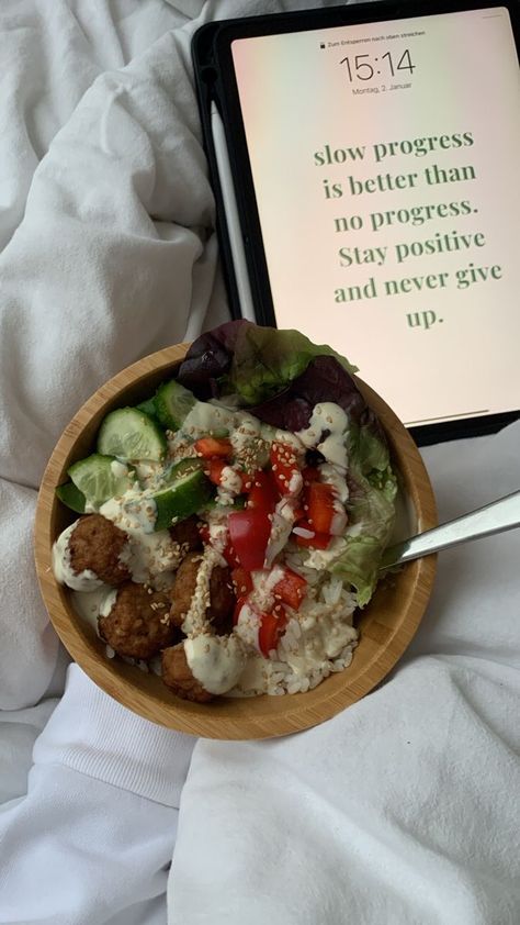 Meatballs Salad, Bowl Aesthetic, Day Aesthetic, Lunch Bowl, Food Lunch, Eat In A Day, Inspired Aesthetic, Lunch Salads, Healthy Girl