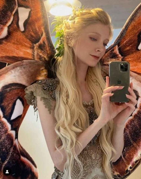 Pinterest Elvish Hairstyles, Fairy Hairstyle, Fairy Hairstyles, Maria Amanda, Long Silver Hair, Long And Short Hair, Hairstyles Inspiration, Types Of Fairies, Autumn Fairy