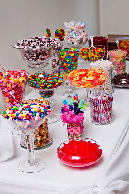 Bonita idea para candy bar. Perfecta para tu celebración. #candybar #party #diypartybirthday #FestiveHolidayDesserts Candy Table Birthday Party, Party Candy Table Ideas, Grad Party Candy Table, Candy Charcuterie Board Birthday, Candy Bowl Ideas, Candy Buffet Ideas, Candy Buffet Ideas Birthday, Candy Bar Ideas For Parties, Candy Table Ideas Birthday