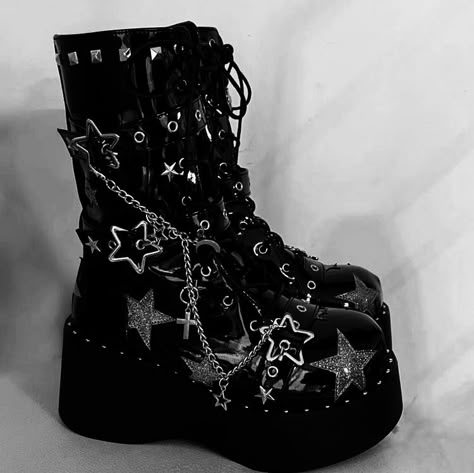 Goth Aesthetic Shoes, Emo Platform Boots, Goth Boots Platform, Emo Stuff To Buy, Goth Aesthetic Accessories, Platform Goth Boots, Shoes Dark Aesthetic, Platform Boots Aesthetic, Emo Goth Aesthetic