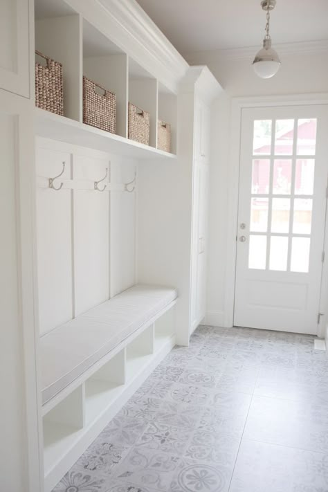 "Bright White Home Series" - Bright homes aren't only dreamy, but timeless. As a part of this series, come tour the lovely home of Sonja with JSHomeDesign. Vstupná Hala, Mudroom Entryway, Mudroom Decor, Mudroom Laundry Room, Mudroom Design, Hallway Storage, 아파트 인테리어, Bright Homes, Laundry Mud Room