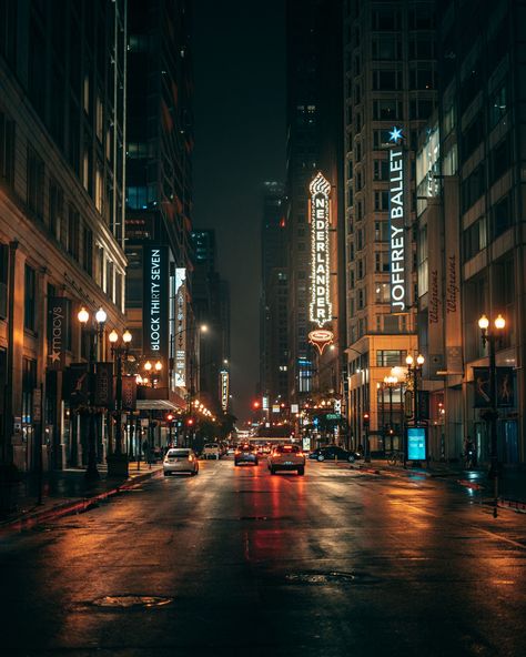 Randolph Street on a rainy night in Chicago, Illinois Vtm Nosferatu, City Street Aesthetic, City Street Night, Chicago Street, Rail Transport, Chicago Usa, Chicago City, Rainy Night, Hotel Motel