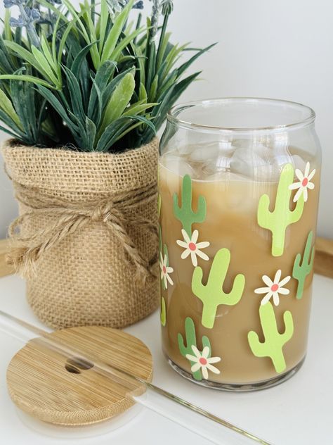 16oz can-style glass decorated with a cute cactus and daisy design. Accessorize with matching bamboo lid & glass straw. Glass Cups With Vinyl Western, Spring Glass Cups, Boho Beer Glass Cups, Cactus Cup, Cactus Glass Cup, Coffee Cup Design, Iced Matcha, Cup Wrap, Cute Cups