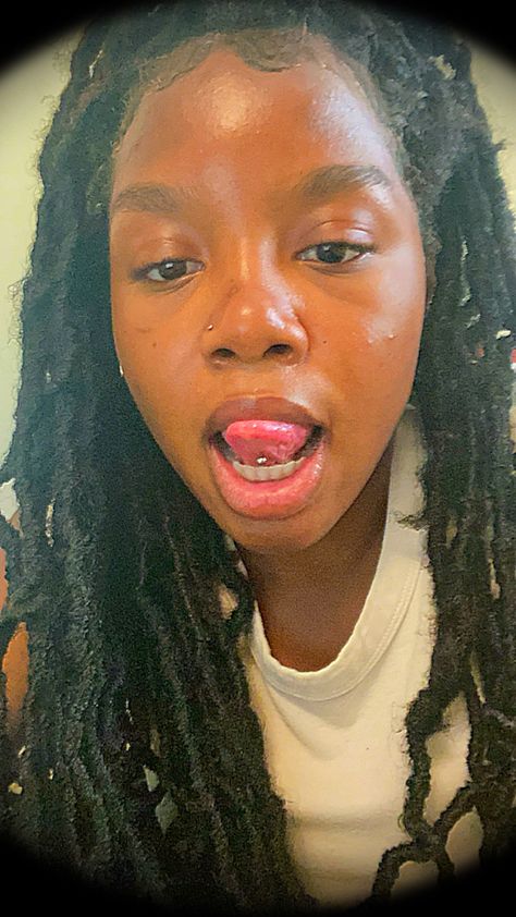 Snake Eyes Tongue Piercing Black Women, Tounge Piercing Black Women, Tongue Piercing Black Women, Noes Pericing Black Women, Cute Tounge Peircings, Tongue Piercings, Frog Eye Tounge Piercing, Septum Piercing On Black Women With Locs, Cute Tongue Piercing