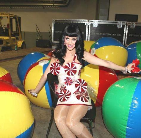 Katy Perry California, Katy Perry Outfits, Katy Kat, Rock Star Party, Pretty Halloween Costumes, Cute Birthday Ideas, Cotton Candy Clouds, Pin Up Style, Teenage Dream