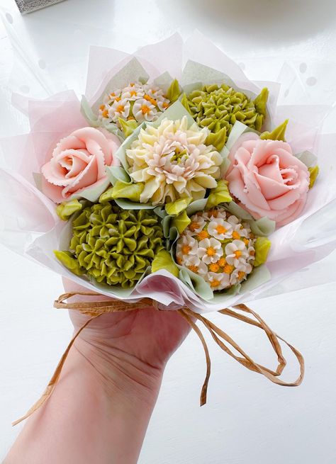 Wedding Cupcake Bouquet, Valentine Cupcake Bouquet, Floral Cupcake Bouquet, Best Frosting For Cupcakes, Cupcakes Bouquet Ideas, Cupcake Bouquet Diy, Mini Cupcake Bouquets, Cupcake Bouquet Tutorial, Bouquet Cupcakes