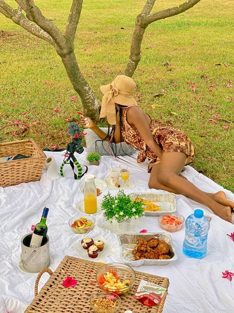 Picnic ideas, picnic date, picnic food, picnic outfit Picnic Outfits Black Women, Picnic Day Outfit, Outfit For Picnic, Picnic Outfit Ideas, Picnic Date Outfits, Picnic Date Food, Picnic Pictures, Ideas Picnic, Picnic Inspo