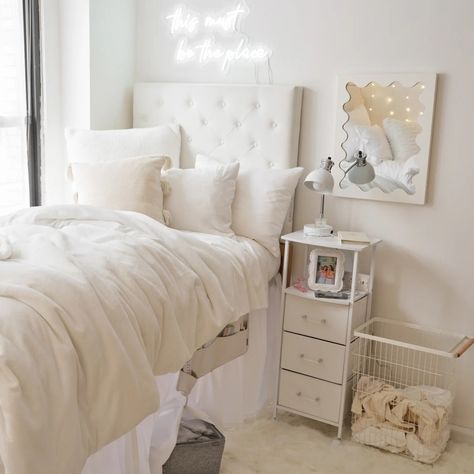 How to Transform Your Room Into the Vanilla Girl Aesthetic - College Fashion Pink Dorm Room Decor, Vanilla Girl Aesthetic, Cozy Dorm Room, Dorm Room Styles, Pink Dorm, Dorm Design, College Dorm Room Decor, Girls Dorm Room, Dorm Room Inspiration