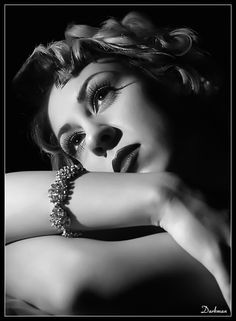 Pinterest • The world's catalog of ideas Old Hollywood Glamour Poses, Glam Shots Photography, 40s Photoshoot Ideas, Old Hollywood Lighting, Old Hollywood Photoshoot Ideas, Women Photoshoot Ideas Glamour, Old Hollywood Glamour Photoshoot, Old Hollywood Photoshoot, Hollywood Black And White