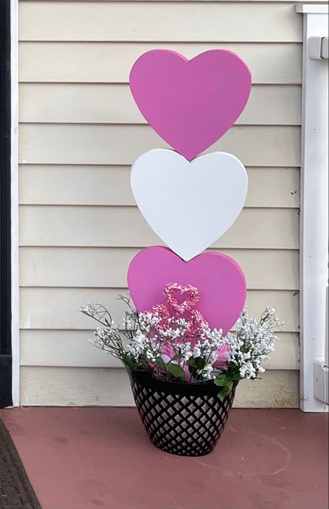 Valentines Outdoor Decorations, Valentine Wood Crafts, Valentine Art Projects, Valentine Centerpieces, Valentine Tree, Diy Valentine's Day Decorations, Romantic Candles, Painted Hearts, Diy Valentines Decorations