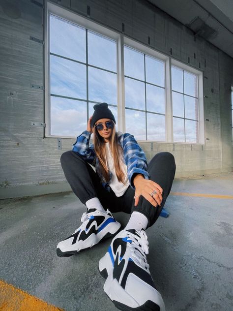 Blue Aesthetic Y2k, Street Style New Balance, Outfit Ideas 2000s, Pic Ideas Instagram, Streetwear Poses Photo Ideas, Streetwear Poses, Y2k Trends, Garage Photos, Street Photography Model