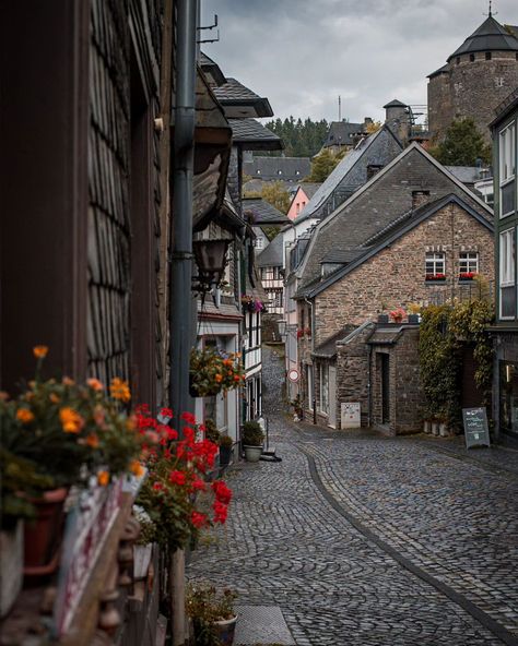 Smelling like autumn in Monschau 🍂 📍 Monschau, Germany 🇩🇪 #monschau #visitgermany #citybreak #hiddengem #monschaugermany #wonderlusting #travelinspiration #germanytrip #travelbloggervibes Germany Autumn Aesthetic, Autumn In Germany, Autumn Germany, Munster Germany Things To Do, Monschau Germany, Luneburg Germany, Munich Old Town, Visit Germany, City Break