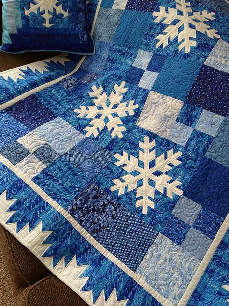 Crisp White Snowflakes Star in This Frosty Quilt - Quilting Digest Snowflake Quilt, Blue Quilt, Christmas Quilt Patterns, Start Quilting, Quilt Care, Texas Star, Quilt Border, Holiday Quilts, Patchwork Quilt Patterns