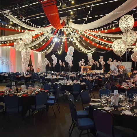 Alumni Decoration Ideas, Award Banquet Ideas, Award Show Decorations, Awards Night Decorations, Award Show Party, Tony Awards Party, Prom Venues, Balloon Table Centerpieces, Christmas Banquet