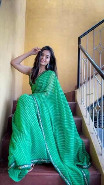 Saree Sitting Pose, Sitting Poses In Saree, Poses In Saree, Best Poses For Photography, Saree Poses, Saree Photoshoot, Sitting Poses, Good Poses, Fancy Sarees