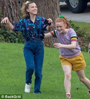 Millie Bobby Brown and Sadie Sink on set of season 3 Eleven Stranger Things Costume, Eleven Costume, Stranger Things Outfit, Stranger Things Costume, Stranger Things Halloween, Stranger Things Max, Stranger Danger, Stranger Things Season 3, Stranger Things Actors