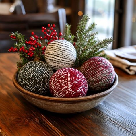 Lady decorates Styrofoam ball with old sweater pieces. Never thought of this DIY! Decorating Room, Red Gold Christmas, Old Glass Bottles, Christmas Balls Decorations, Old Sweater, Christmas Decorations Diy Outdoor, Ball Decorations, Styrofoam Ball, Diy Planters