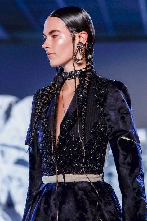 Alexander Mcqueen Hairstyle, Model Hairstyles Runway, Runway Braids, Fashion Show Hairstyles, Alexander Mcqueen Ready To Wear, Sleek Braid, Two Braid Hairstyles, Peinados Hair Styles, Runway Hair