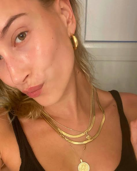 Hailey Beiber Jewelry, Hailey Bieber Gold Necklace, Hailey Rhode, Hailey Bieber Style, Camila Morrone, Gold Snake Chain, 18k Gold Necklace, Stacked Necklaces, Snake Chain Necklace