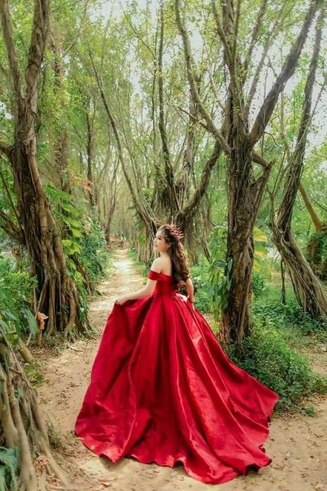 Forest Quince Pictures, Enchanted Forest Quinceanera Photoshoot, Red Enchanted Forest Quinceanera, Quince Poses Photo Shoots Picture Ideas, Gala Poses, Prom Photoshoot Ideas Single, Quince Poses Photo Shoots, Enchanted Forest Photoshoot, Quince Poses