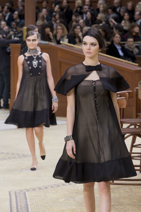 Chanel Fall 2015 RTW Backstage Paris Fashion Week Chanel, Mode Chanel, Chanel Dress, Cara Delevingne, 2015 Fashion, Black Dresses, Coco Chanel, Kendall Jenner, Couture Fashion