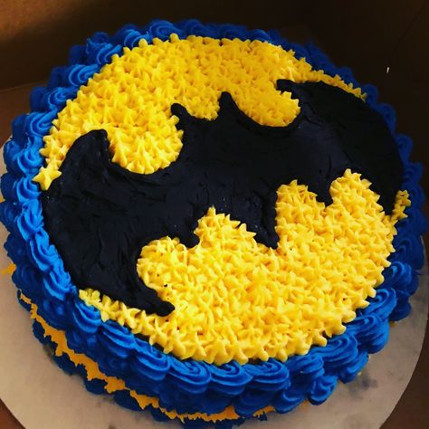 Old school style Batman cake, chocolate cake with vanilla and chocolate buttercream. Batman Cake Buttercream, Batwheels Birthday, Batman Cake Ideas, Chocolate School, Batman Birthday Cakes, Easy Minecraft Cake, Bakers Kitchen, Novelty Birthday Cakes, Batman Cake