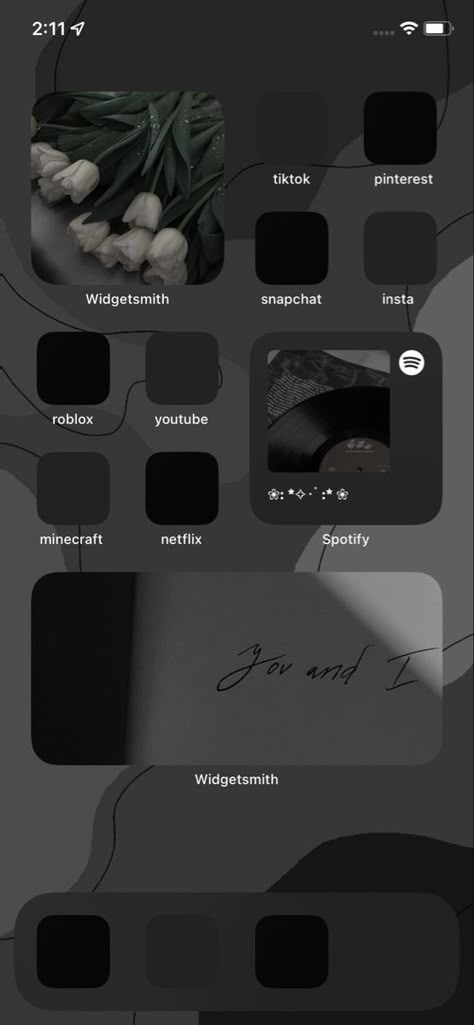 Black Home Screen Widget, Ios 17 Home Screen Layout, Custom Iphone Homescreen Black, Dark Theme Phone Ideas, Dark Phone Home Screen, Iphone Layout Homescreen Ideas Aesthetic Dark, Dark Aesthetic Iphone Home Screen Layout, Ios Theme Ideas Dark, Dark Iphone Aesthetic Layout