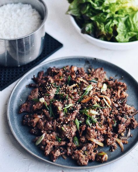 The Korean classic that everyone knows and loves. A sizzling plate of delicious beef Bulgogi deserves a regular place in your dinner rotation! #bulgogi #bulgogirecipe #koreanbulgogi #koreanfood #weeknightdinner #beefrecipe #koreanrecipe #easykoreanfood Easy Korean Beef, Beef Bulgogi Recipe, Chicken Bulgogi, Bulgogi Marinade, Korean Beef Bulgogi, Gochujang Chicken, Easy Korean Recipes, Bulgogi Recipe, Dinner Rotation