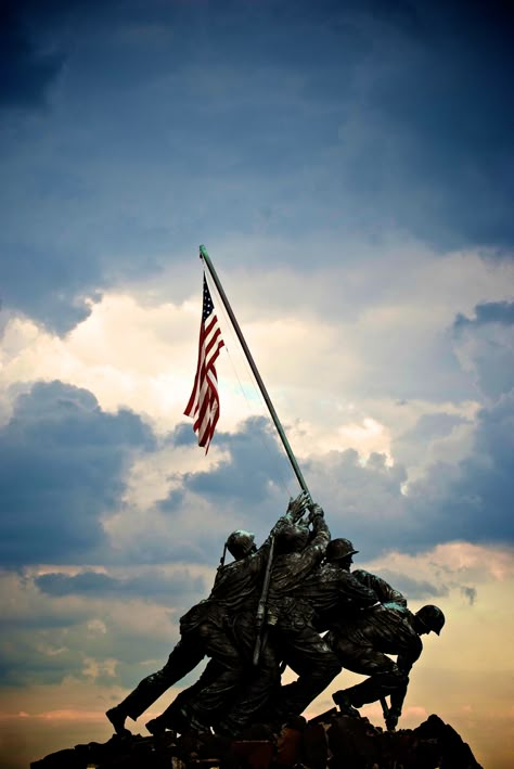 Iwo Jima Memorial. United States Marine Corps. Marine Corps Motivation, Us Marine Corps Logo, Marine Workout Training, Marine Corps Aesthetic, Marines Aesthetic, Marine Workout, Marines In Combat, Usmc Wallpaper, Records Decor