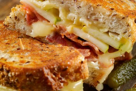 Ham Apple Brie Sandwich, Applebees Recipes, Pickled Apples, Brie Sandwich, Apple Sandwich, Quick Side Dishes, Lunch Items, Cheese Stuffed Peppers, Toast Sandwich