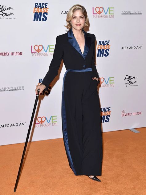 Disabled Fashion, Sweet Snap, Fashionable Canes, Red Carpet Dresses Best, Blonde Actresses, Cruel Intentions, Selma Blair, Red Carpet Outfits, Beverly Hilton Hotel