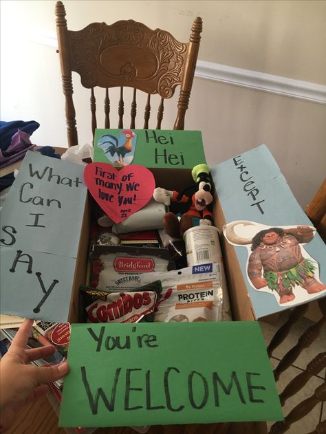 Moana care package. Bff Care Package Ideas, Disney Care Package, Disney Care Package Ideas, Diy Gifts Sister, Deployment Care Package Ideas, Deployment Packages, Diy Care Package, Boyfriend Care Package, Deployment Ideas