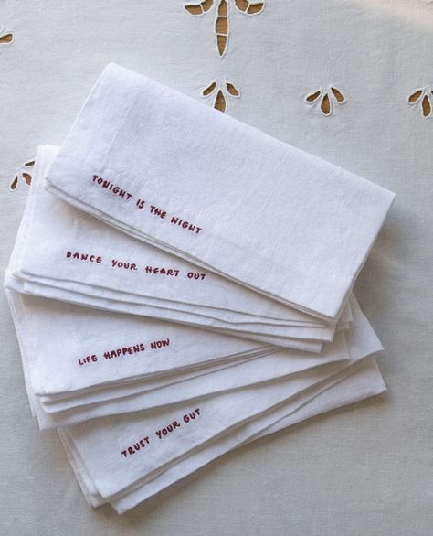 Napkins Embroidery, Hand Embroidered Napkins, Embroidery Napkins, Embroider Ideas, Store Design Boutique, Diy Napkins, Wedding Bouquets Bride, Table Setting Decor, Embroidered Napkins