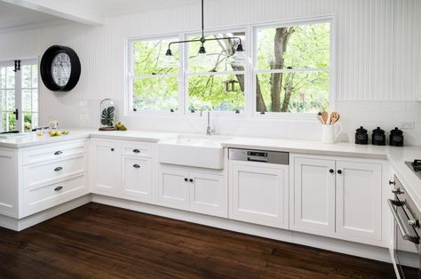 Hamptons Kitchen Design Ideas: Top 10 for 2021 - TLC Interiors Mexican Kitchen Style, Hampton Style Kitchen, Hamptons Kitchen, Kitchen Designs Layout, White Kitchen Design, Hamptons House, Kitchen Inspiration Design, Kitchen Design Ideas, Kitchen On A Budget