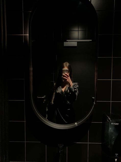 Billiards Aesthetic, Mirror Selfie Aesthetic, Dark Mirror, Aesthetic Profile Picture Cartoon Soft, Instagram Profile Pic, Selfie Aesthetic, Profile Pictures Instagram, Makijaż Smokey Eye, Driving Photography