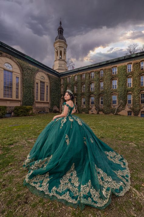 #sesiondefotos #fotografia #quinceañera #sweet16photoshoot #posesparafotos #creativeportraitphotography #emeraldgreen #castle #fotografiacriativa Sweet16 Photoshoot, Quinceanera Green, Emerald Green Quince Dress, Dark Green Quinceanera Dresses, Quince Green, Gold Quince Dress, Emerald Green Quinceanera Dresses, Quinceanera Dresses Green, Emerald Green Quinceanera Theme