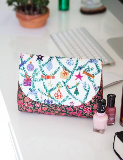 Zip Pouch Tutorial, Makeup Bag Pattern, Cosmetic Bag Pattern, Basic Sewing Kit, Embroidery Machine Ideas, Fabric Envelope, Snap Bag, Heart On My Sleeve, Make Up Pouch