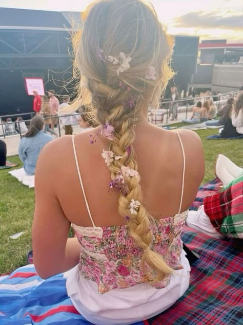 Hozier Concert Hair Ideas, Concert Outfit Lumineers, Lumineers Concert Aesthetic, The Lumineers Outfit Concert, Noah Kahan Concert Hairstyles, Noah Kahan Concert Makeup, Lumineers Aesthetic Outfit, Lumineers Outfit Ideas, Lumineers Concert Outfit Summer