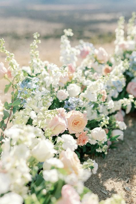 Meadow Ceremony Flowers, Details Darling Wedding, Summer Garden Wedding Bouquet, Ground Floral Ceremony, Pastel And Greenery Wedding, Light Pastel Wedding Flowers, Pastel Ceremony Flowers, Pastel Pink Wedding Flowers, Pastel Aisle Flowers