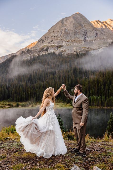 Foggy Sunrise to Sunset Jeep Elopement in Colorado — Vow of the Wild Foggy Sunrise, Virginia Elopement, Sunrise Elopement, Elopement Colorado, Foggy Mountains, Hawaii Elopement, Aspen Colorado, Adventure Couple, California Elopement