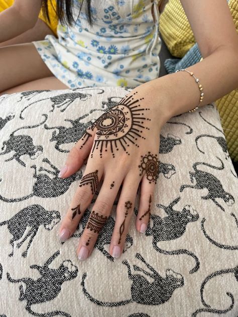 Grunge Henna Designs, Moon Mehndi, Aesthetic Henna Designs, Simple Hand Henna, Small Henna Tattoos, Small Henna Designs, Henne Tattoo, Henna Flower Designs, Cute Henna Tattoos