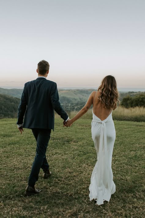 Mother Daughter Photography, Braut Make-up, Backless Wedding, Backless Wedding Dress, Best Wedding Dresses, Wedding Mood, Wedding Photo Inspiration, Wedding Dresses Romantic, Estate Wedding