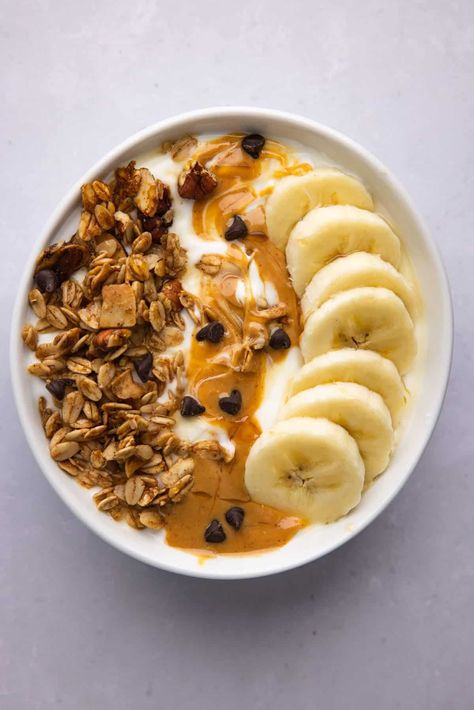 For the peanut butter banana bowl you will need sliced banana, peanut butter, chocolate chips, granola, and a drizzle of honey. The perfect high protein treat. Greek Yogurt | Healthy Snacks Greek Yogurt Healthy Snacks, Yogurt Healthy Snacks, Banana Yogurt Bowl, Yogurt Granola Bowl, Banana Peanut Butter Chocolate, Granola Bowls, Peanut Butter Smoothie Bowl, Banana Bowl, Yogurt Breakfast Bowl