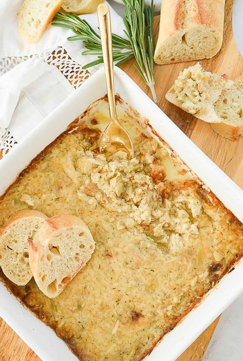 The addition of roasted garlic to this Garlic Artichoke Dip takes the flavor factor over the top. Guaranteed to be the first appetizer to disappear at your next party Garlic Artichoke, Favorite Party Appetizers, Artichoke Dip Recipe, Delicious Appetizer Recipes, Spinach Artichoke Dip, Spinach Dip, Artichoke Dip, Favorite Appetizers, Football Food