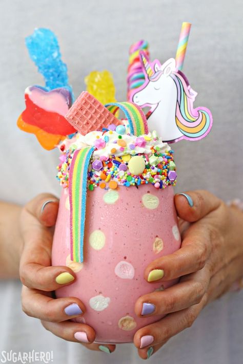 Freakshakes Recipe, Unicorn Milkshake, Unicorn Desserts, Candy Drinks, Rainbow Food, Unicorn Decorations, Unicorn Foods, Milkshake Recipes, Milk Shakes