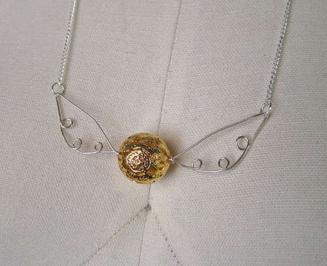 Golden Snitch Necklace, instructions on how to make at the source AND the link for the creator's etsy. Snitch Necklace, Harry Potter Necklace, Universal Vacation, Harry Potter Jewelry, Anniversaire Harry Potter, Golden Snitch, Potter Art, Nice Jewelry, Harry Potter Crafts