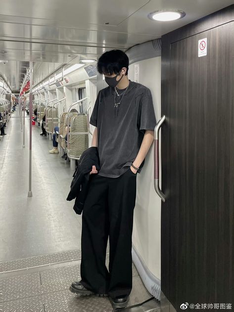 Douyin Men Fashion, Black Minimalist Outfit, China Outfit, Outfit Nam, Airport Outfit Comfy, Guys Fits, Boys Fits, Classy Men, Japanese Hairstyle