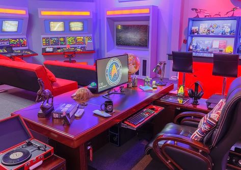 Star Trek themed room | Startrekgigi.com Star Trek Bridge, Star Trek Crew, Star Trek Models, Star Trek Merchandise, Captain Picard, Captain Kirk, My Star, Custom Pc, Space Room