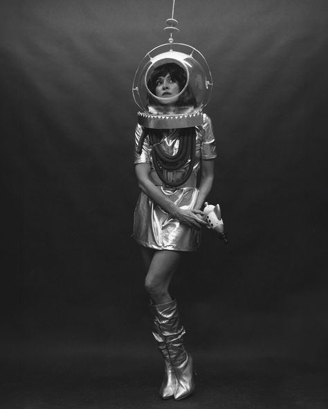 Unleashing Our Inner 1960s Disney Tomorrowland Characters with These DIY Halloween Costumes Retro Astronaut Costume, Scifi Halloween Costume, 1960s Space Age Aesthetic, Alien Costume Ideas Diy, Retro Space Costume, Space Age Costume, Space Suit Aesthetic, Space Punk Aesthetic, Edwardian Maternity